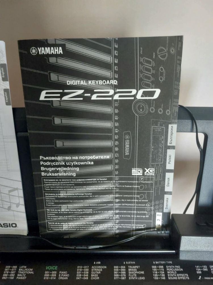 Keyboard yamaha EZ-220 +stojak, +stopka, +pedał