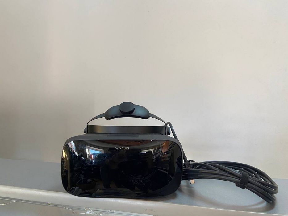 VR-окуляри модель Varjo Aero