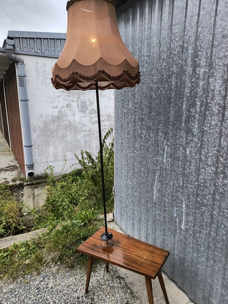 Stara lampa że stolikiem PRL