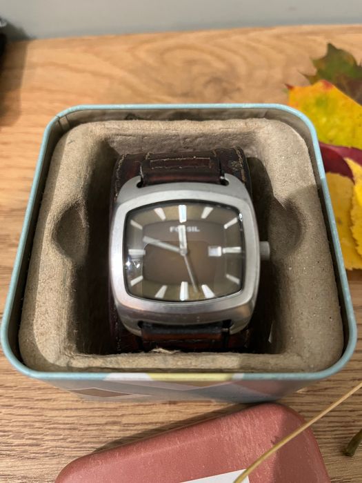 Fossil Big Tic JR9156 z brązowym, skórzanym paskiem i stalową kopertą.