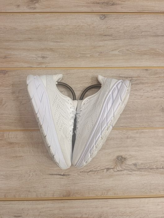 Hoka Clifton 7 у білому кольорі.