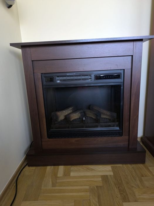 Kominek elektryczny LED z obudową z funkcją grzania