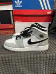 Оригінальні кросівки Nike Air Jordan 1 Mid Lt Light Smoke Grey 38,5(24