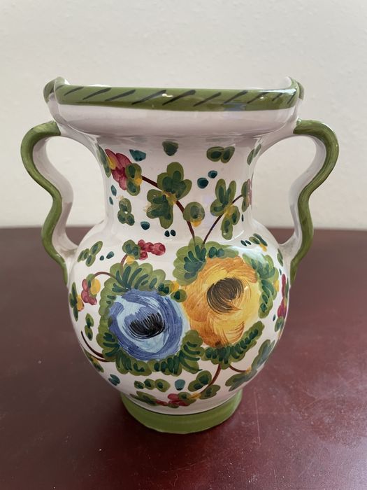 Італійська ваза з майоліки ручноі роботи з квітковим орнаментом.