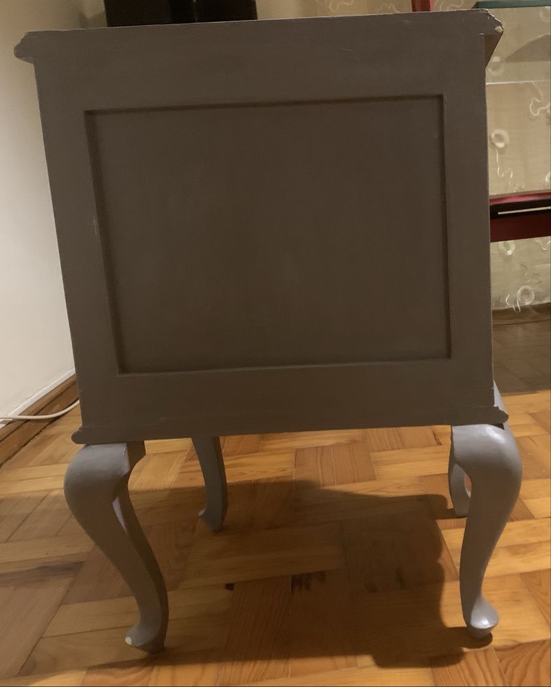Mesa de cabeceira estilo Queen Anne, recuperada e com pintura decapê.
