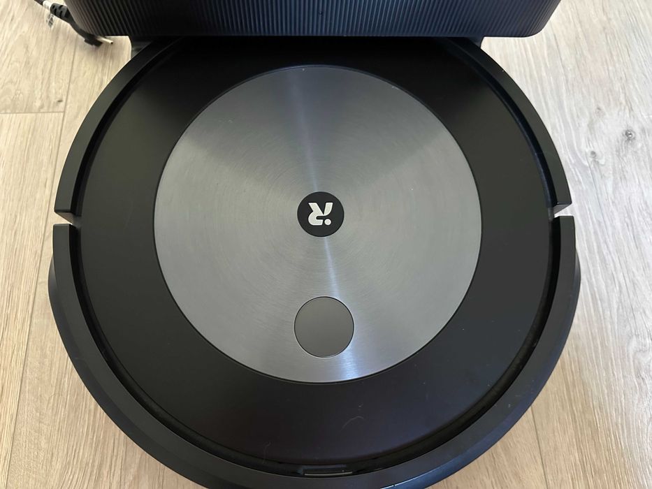 iRobot Roomba® j7+ com esvaziamento automático e ligação Wi-Fi