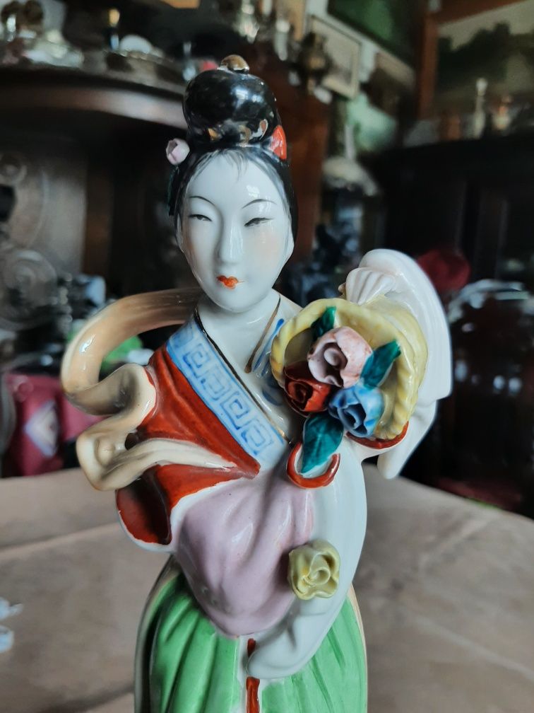 Chińska Porcelanowa figurka kobieta z kwiatami na chmurze