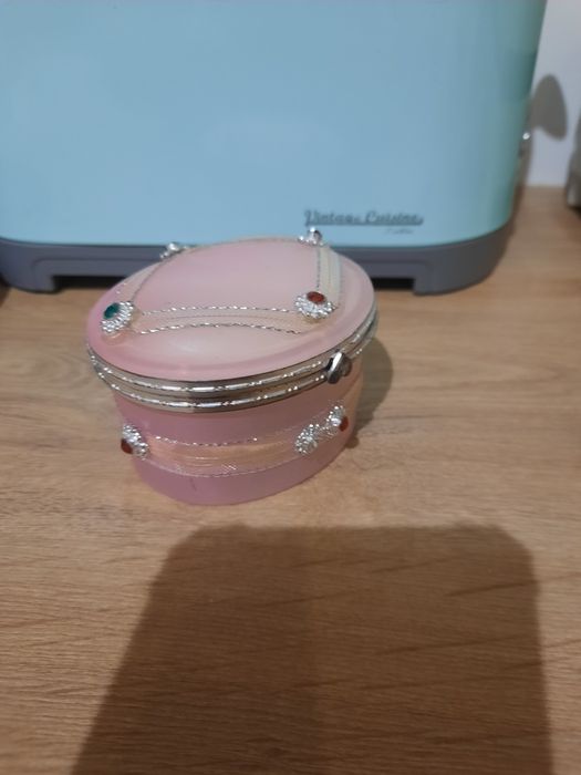 Szkatułka na drobną biżuterię.