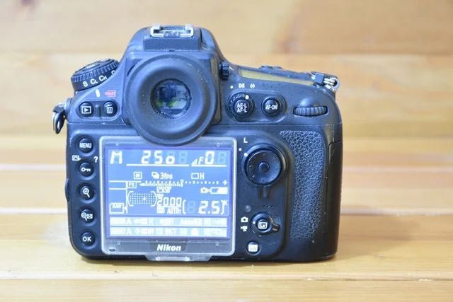 Nikon D800 com  36  Megapixeis 43.000 disparos