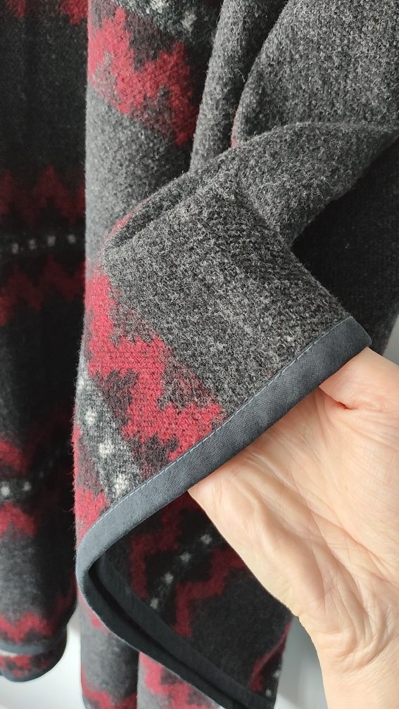 Wełniane poncho z kapturem
