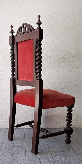 Cadeira em madeira trabalhada