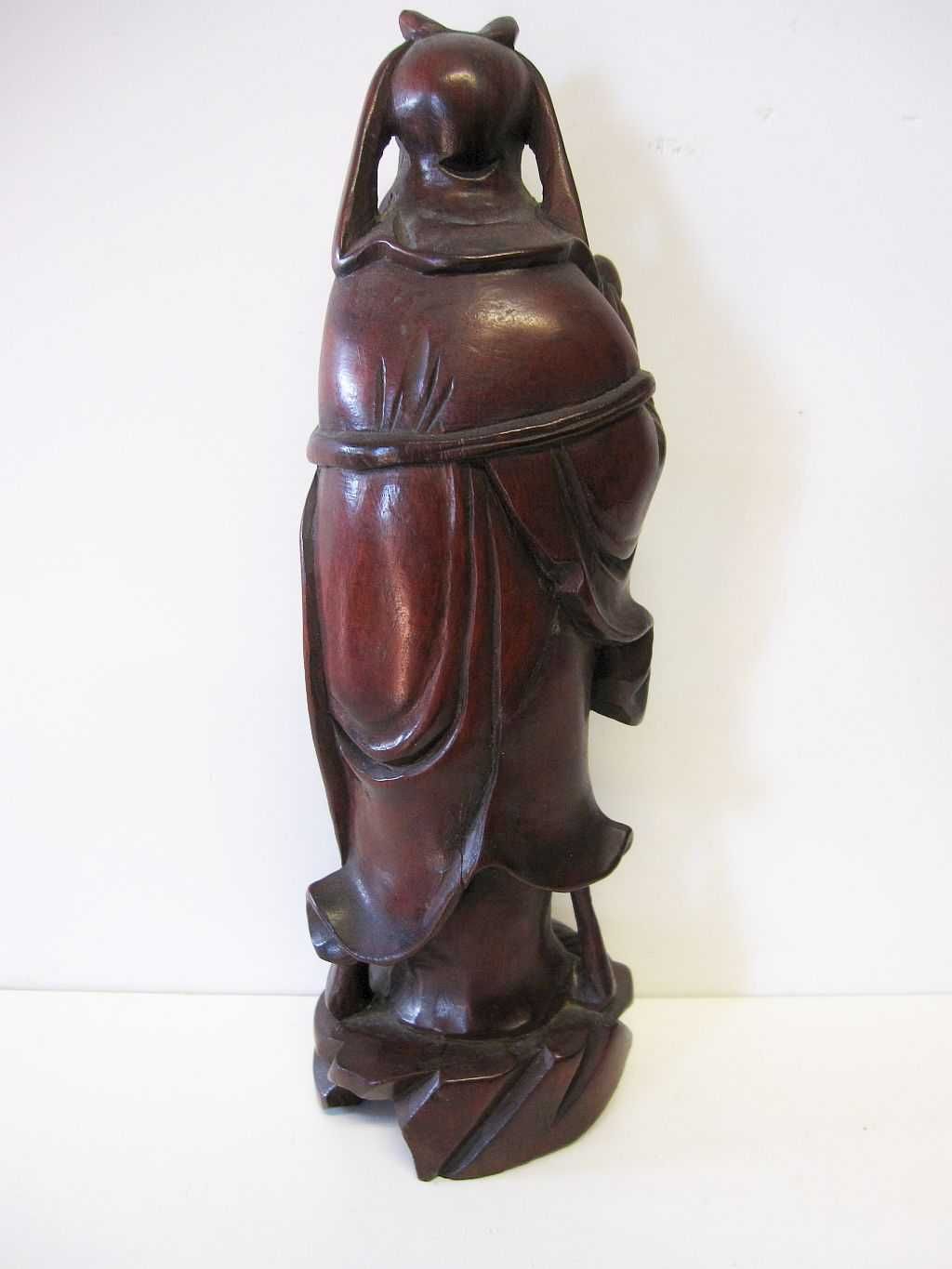 antiga escultura de um sábio asiático esculpido em madeira