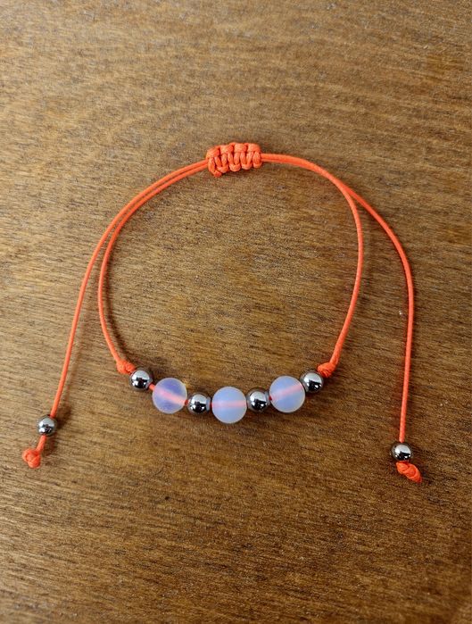 Regulowana bransoletka z opalem na neonowym sznurku