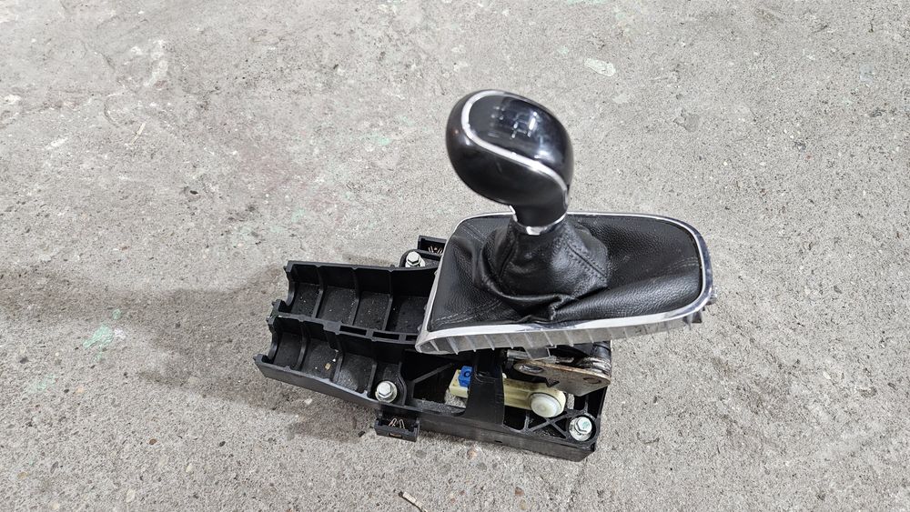 Wybierak lewarek mechanizm gałka mieszek zmiany biegów opel Astra j IV