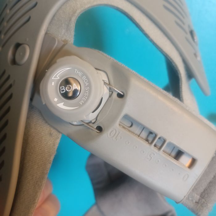 Ортез Ossur Unloader One® OTS с наколенным бандажем.