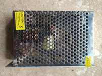 Блок питания с выходным напряжением 5V и 12V постоянного тока.