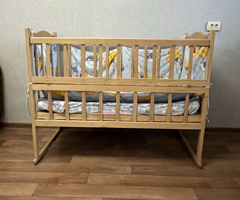 Дитяче ліжечко, кроватка