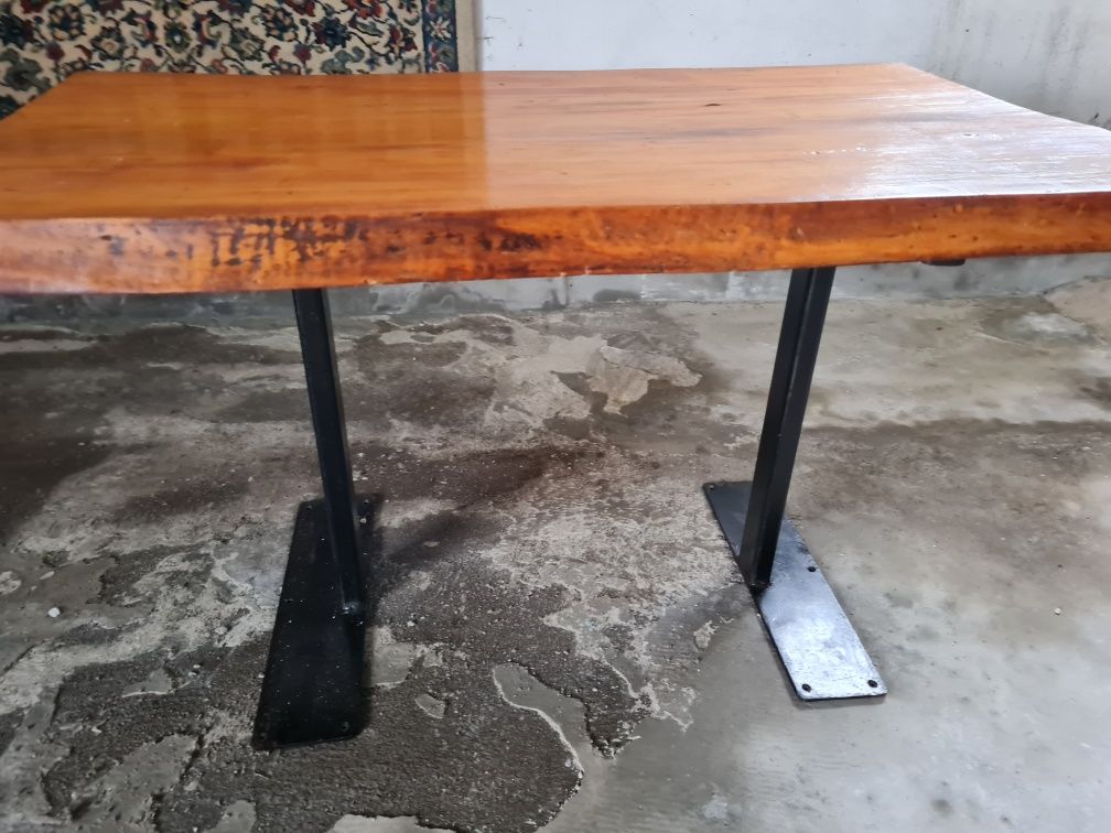 Stół drewniany ,metalowe nogi.