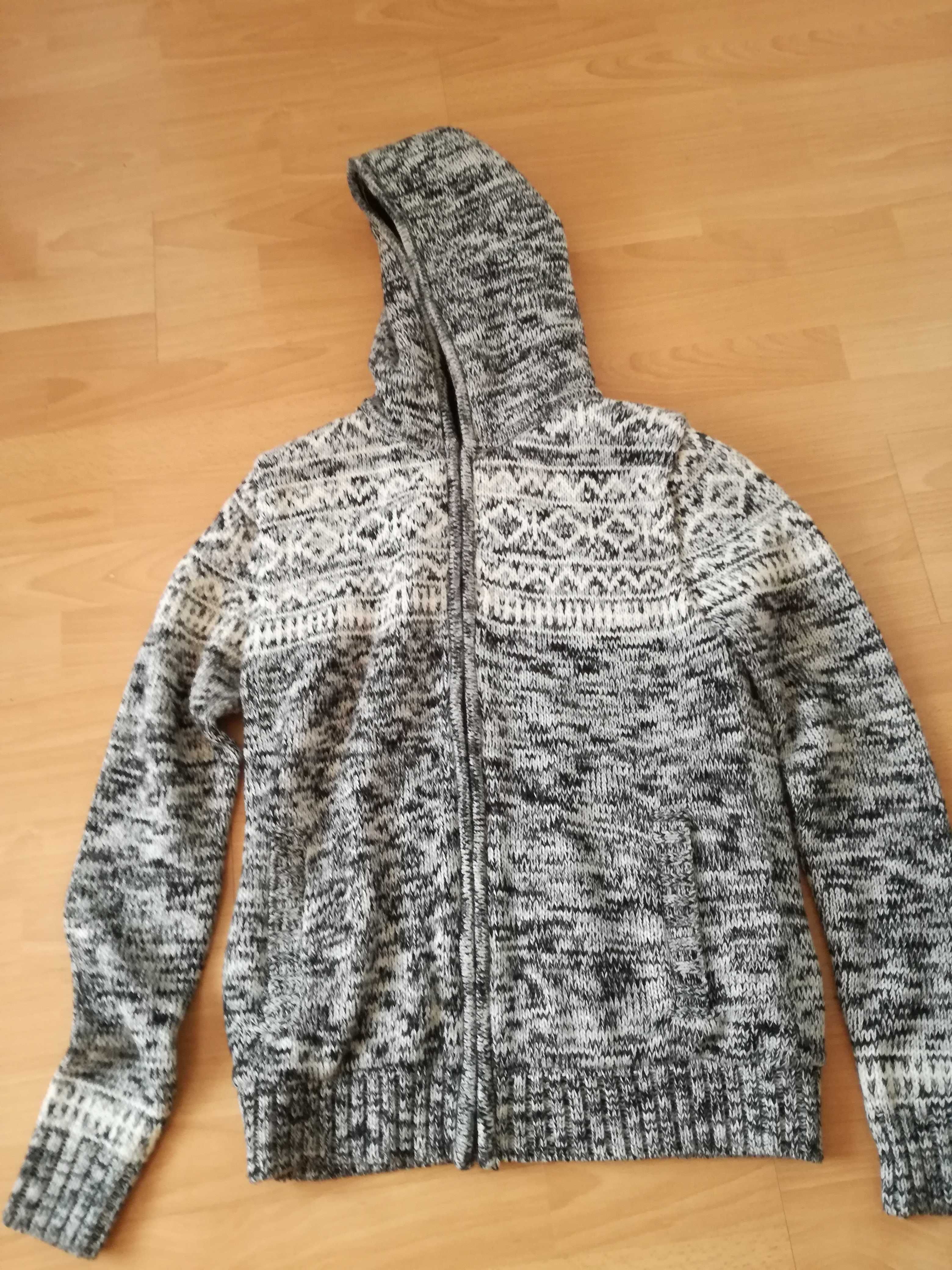 Sweter ocieplany z kapturem