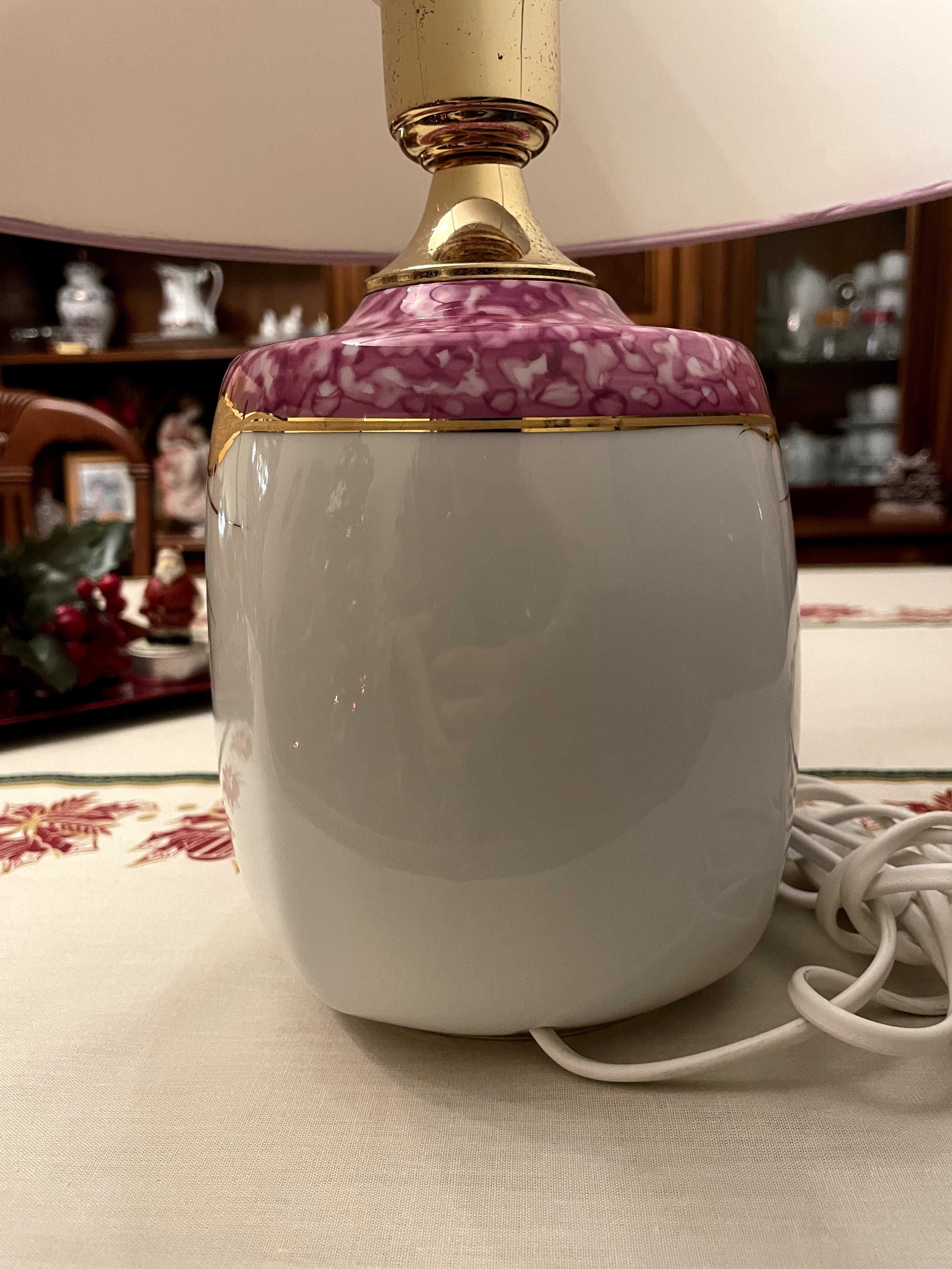 Abajur Lilás com detalhes em Dourado