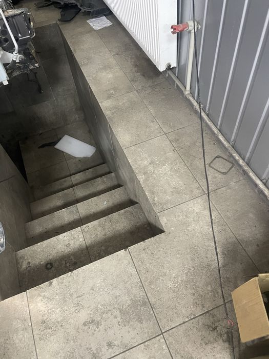 Бокс на два заїзди з ямою і підйомником.