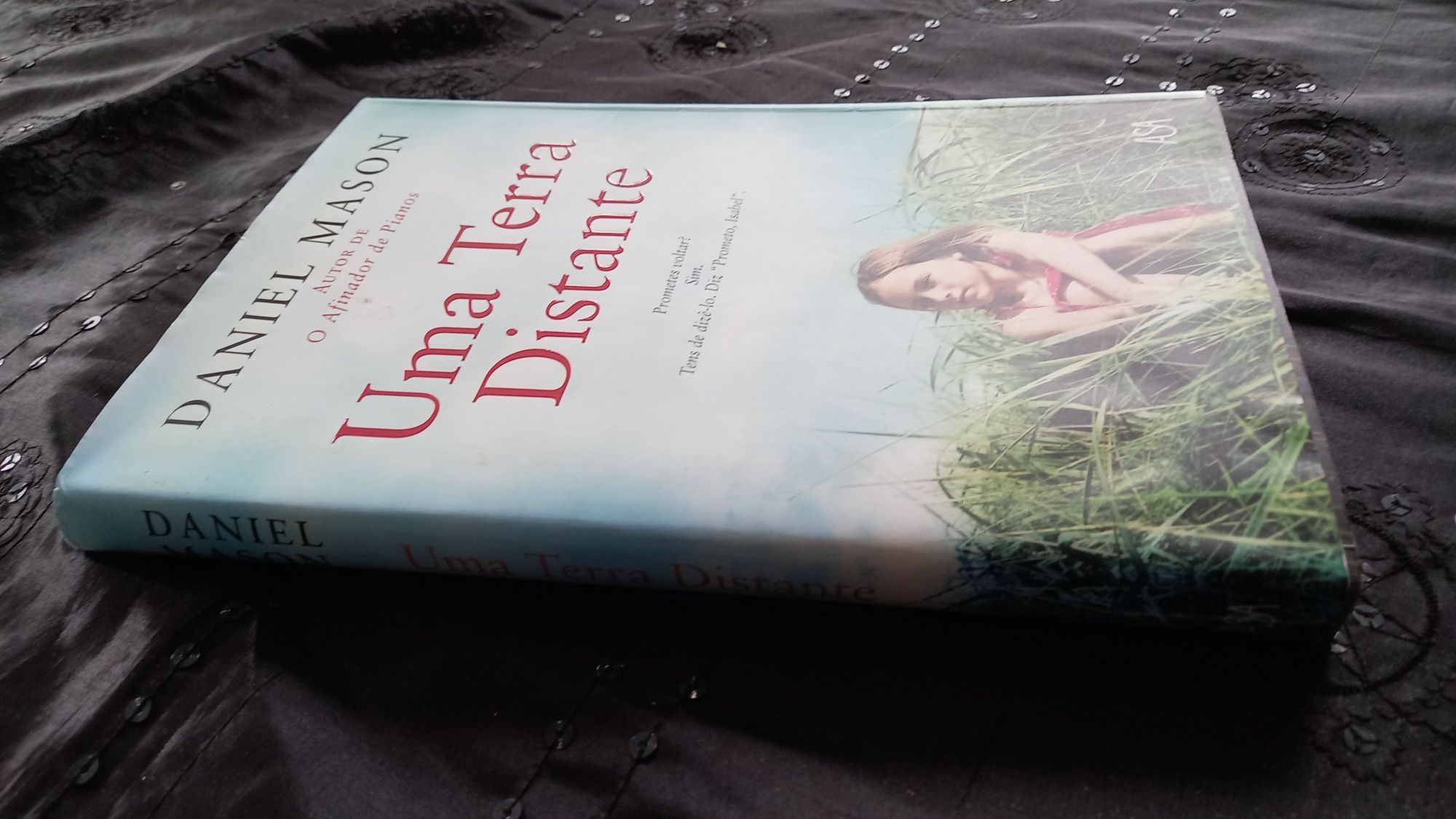 Livro Uma Terra distante - Daniel Mason