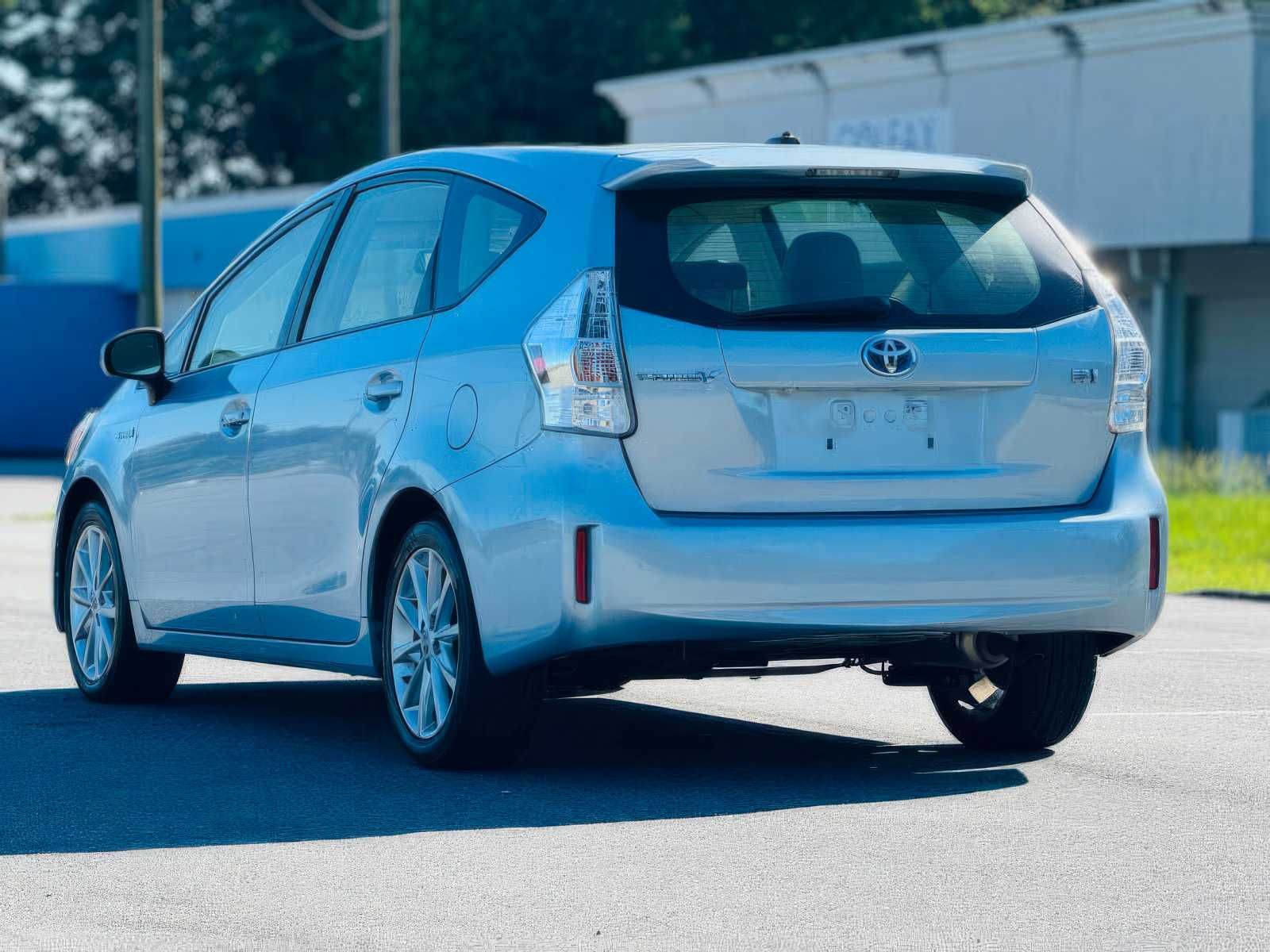 2014 Toyota Prius v Five