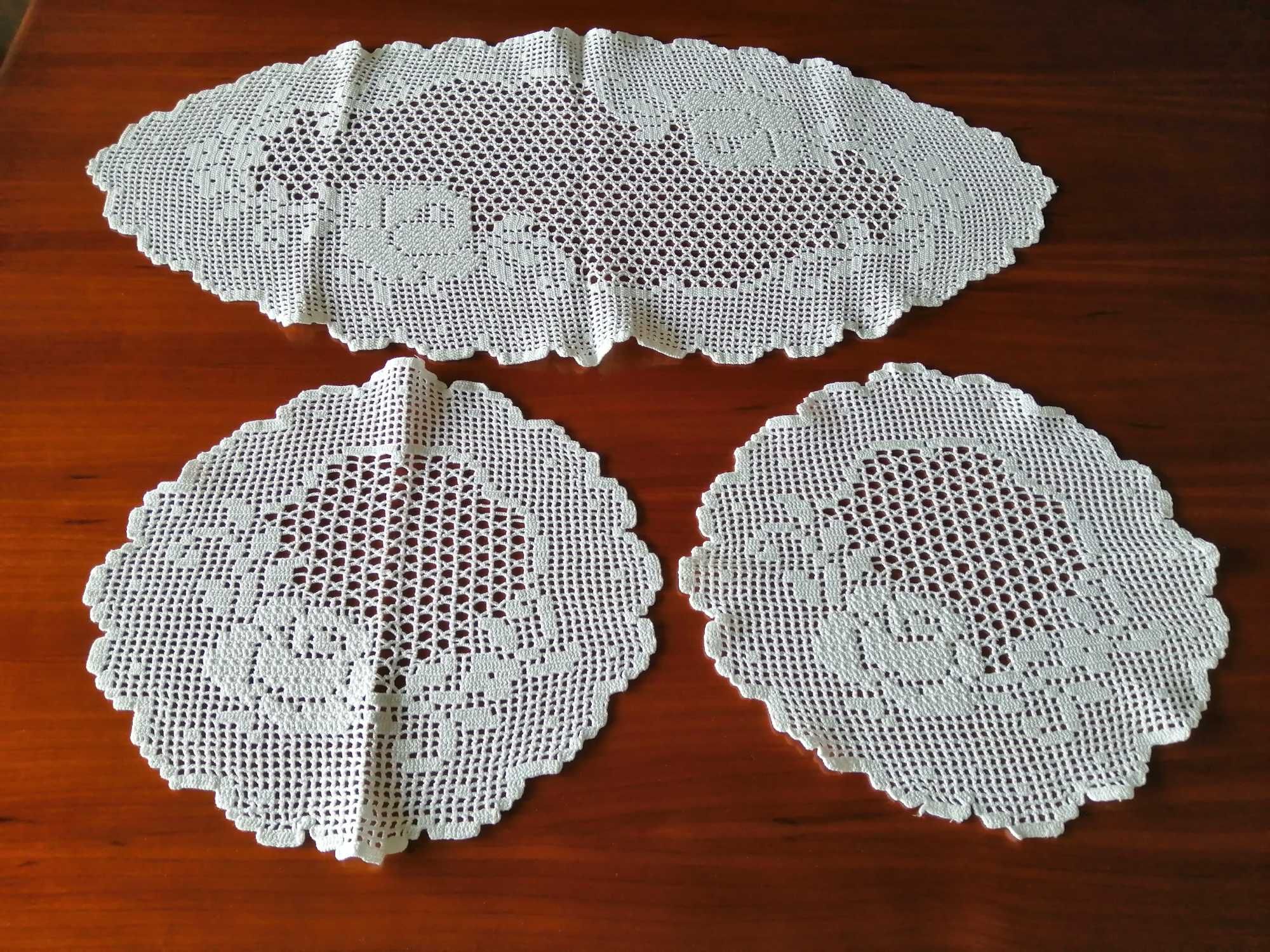 Conjunto de 3 naperons para quarto em crochet, em algodão branco