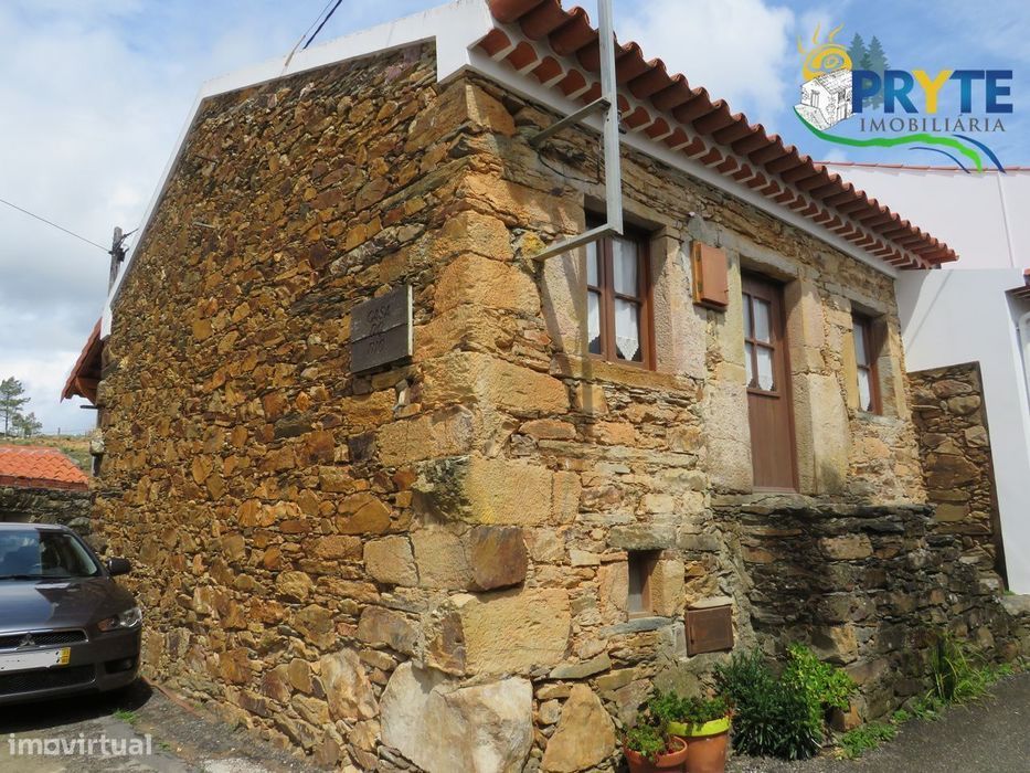 Moradia de tipologia T3 em pedra de xisto situada muito próxima do Rio