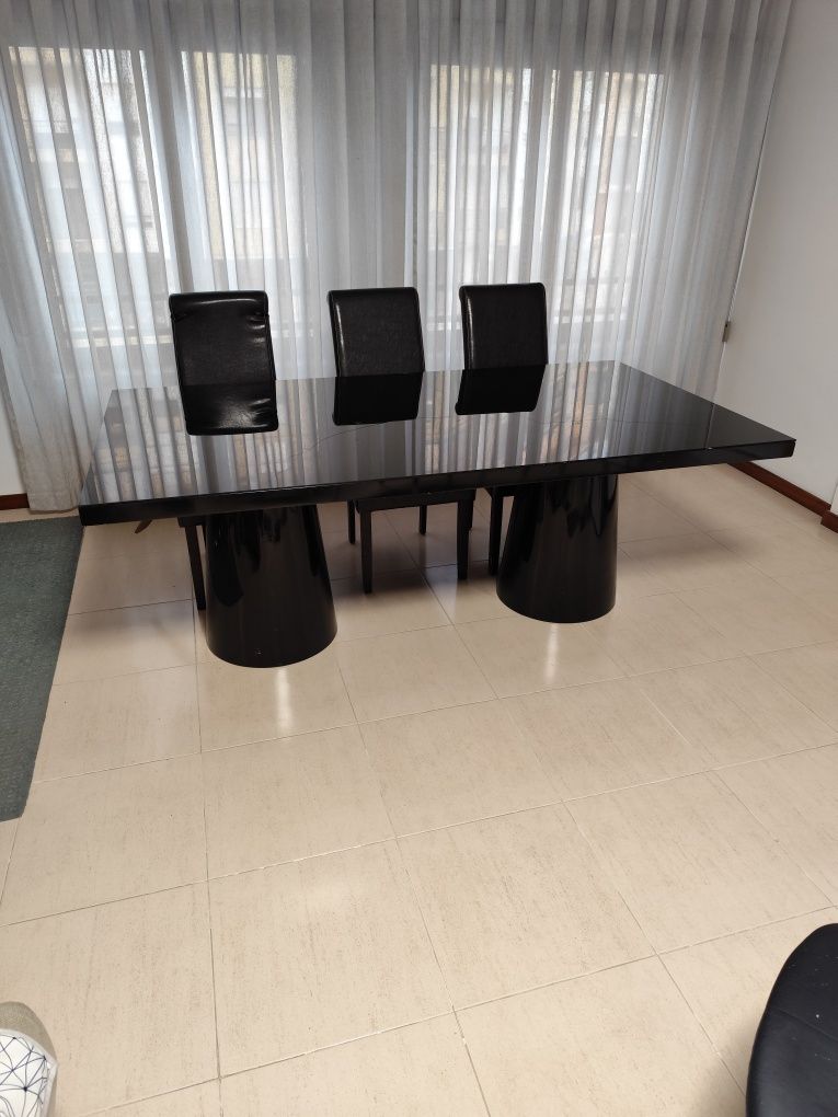Mesa e cadeiras variáveis