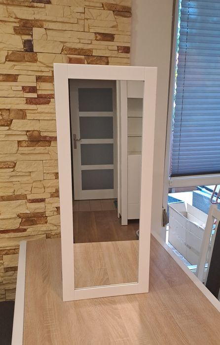 Szafka z lustrem na biżuterię wisząca biała