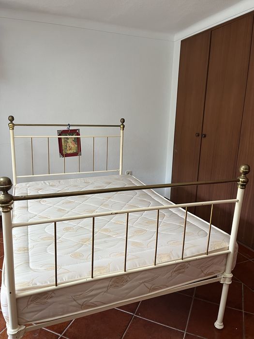 Cama antiga bom estado com dourados