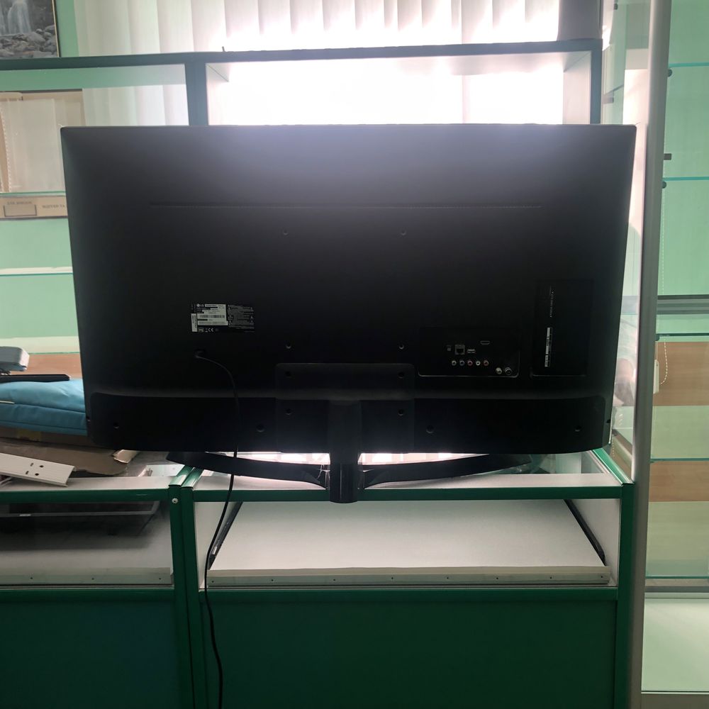 Продам ТВ LG43UK6470PLC на запчастини, розбитий