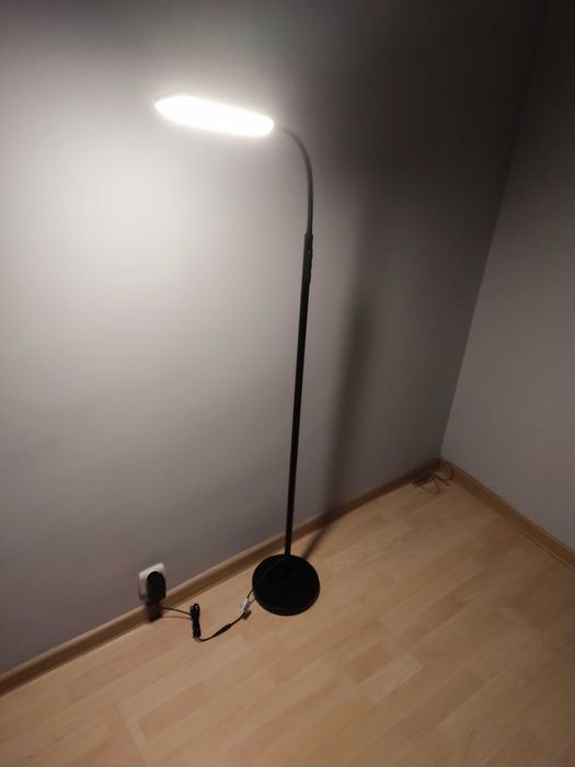 Czarna lampa podłogowa LED z pilotem