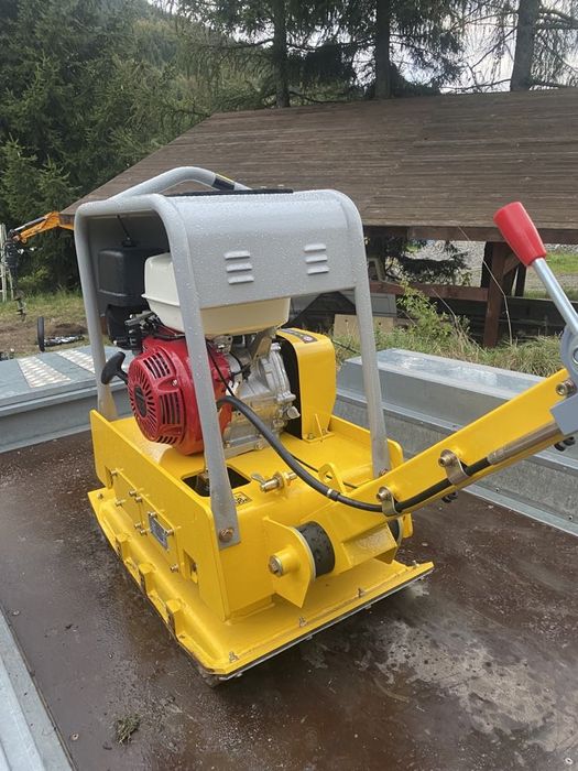 Wynajem minikoparki z silnikiem KUBOTA 1200kg, w zestawie z 3 łyżkami