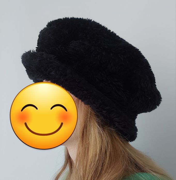 Ciepła,  czarna czapka ze sztucznego futerka