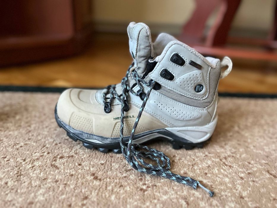 Трекове взуття 36 р