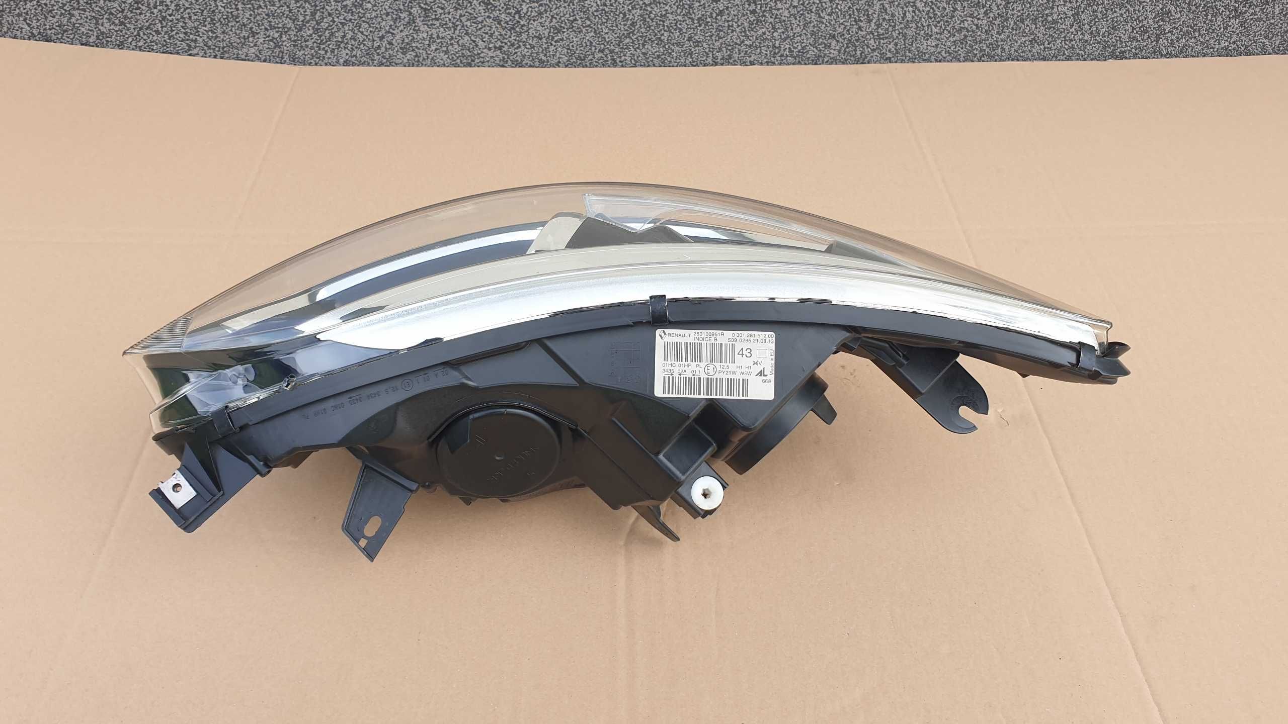 Renault Captur 1 I 2013-17 prawa lampa przód przednia UK