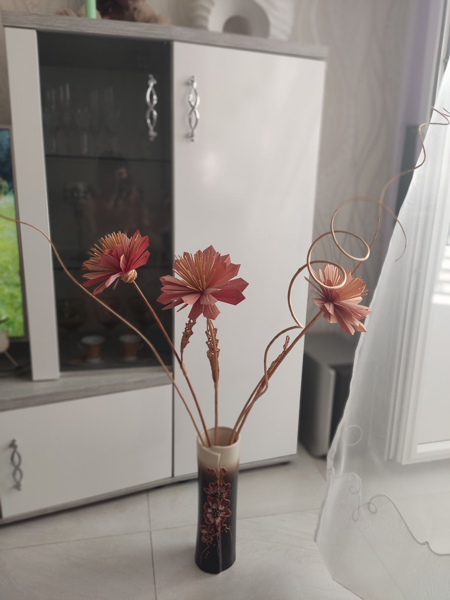 Цветы соломенные в вазе