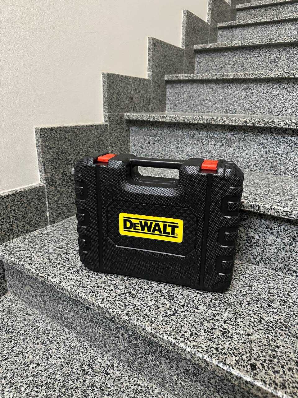 DeWalt Шуруповерт аккумуляторный безщеточный в кейсе с инструментами