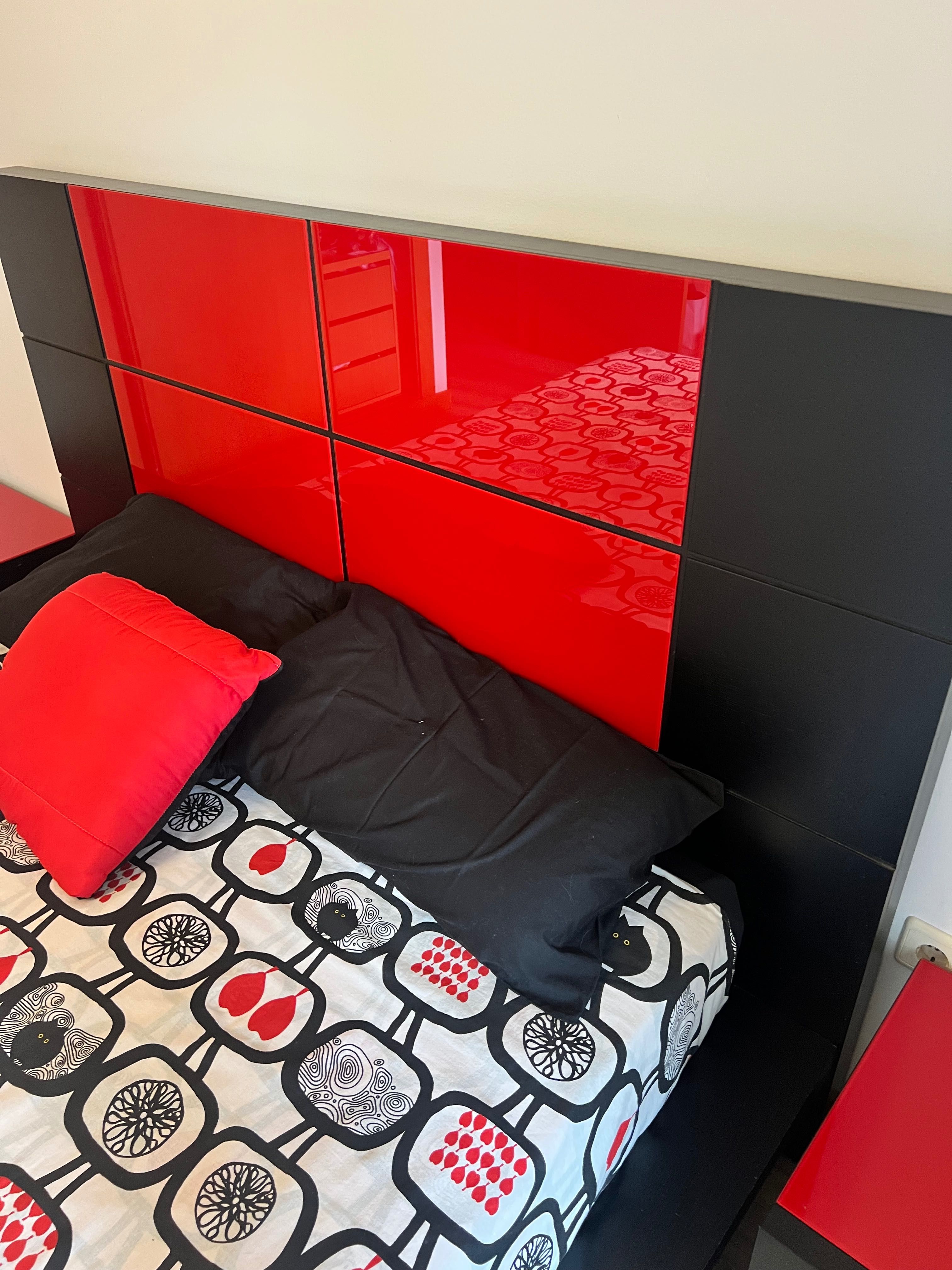 Cama casal c/ estrado + colchão + 2 mesas de cabeceira