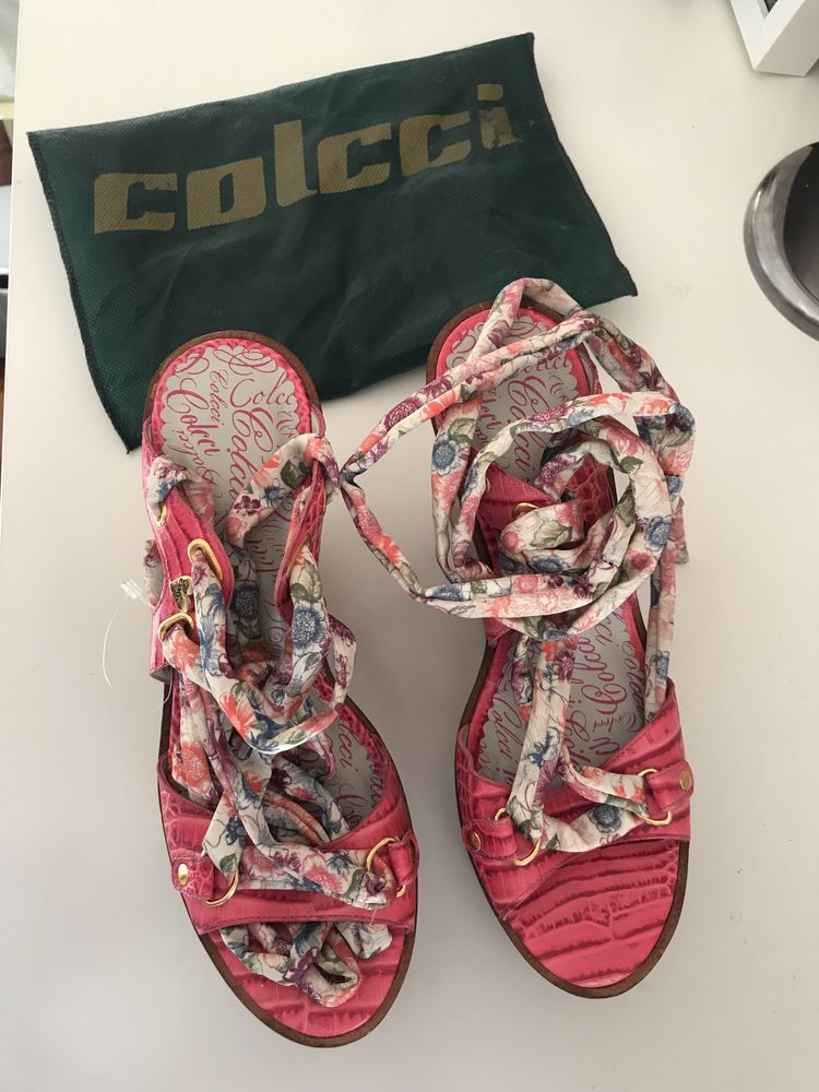 Sandálias chiques com salto, da marca Colcci.