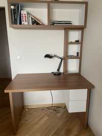 drewniane biurko z polkami