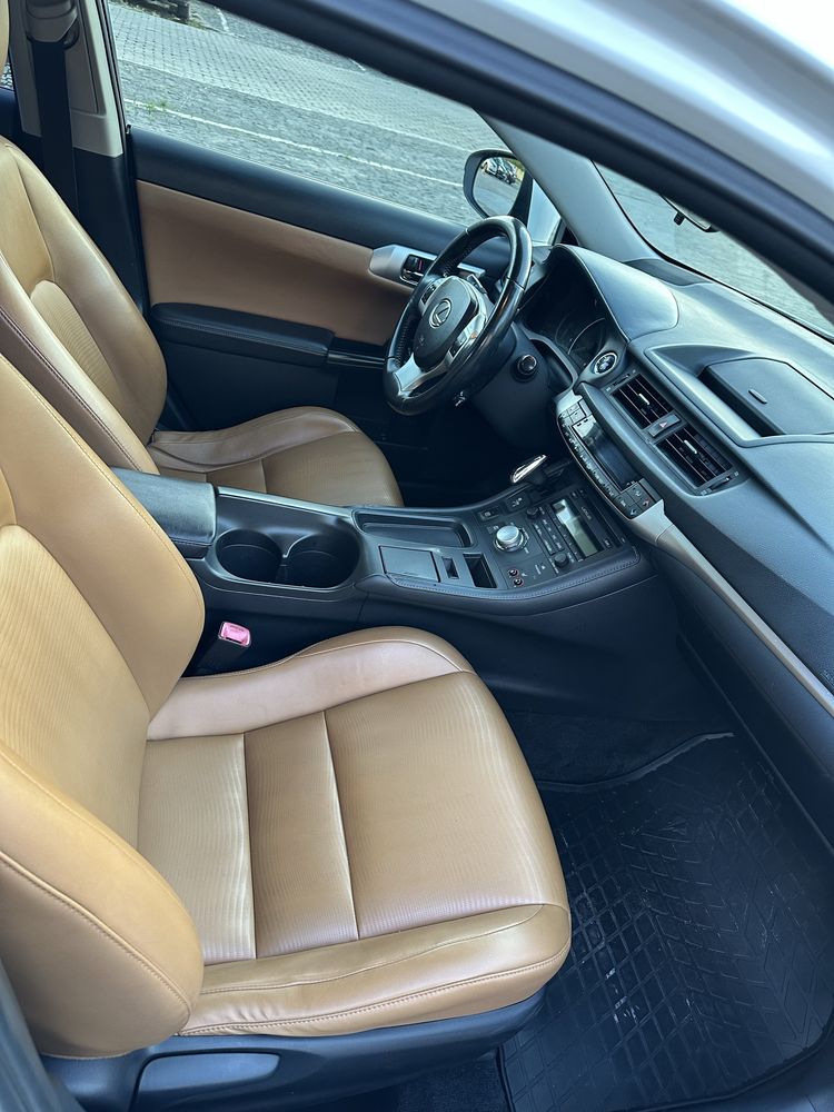 Lexus CT200h 2012 год