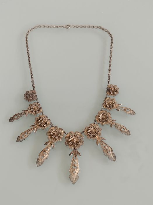 belíssimo colar antigo português em prata muito bom estado excepto o