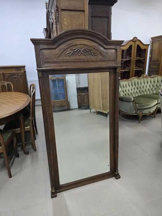 Lustro w stylu klasycznym z drewnianą ramą