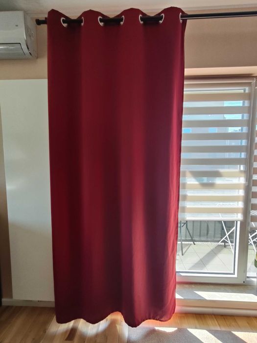 Piękny bordowy zestaw do salonu: zasłony, bieżnik i ozdobne poszewki
