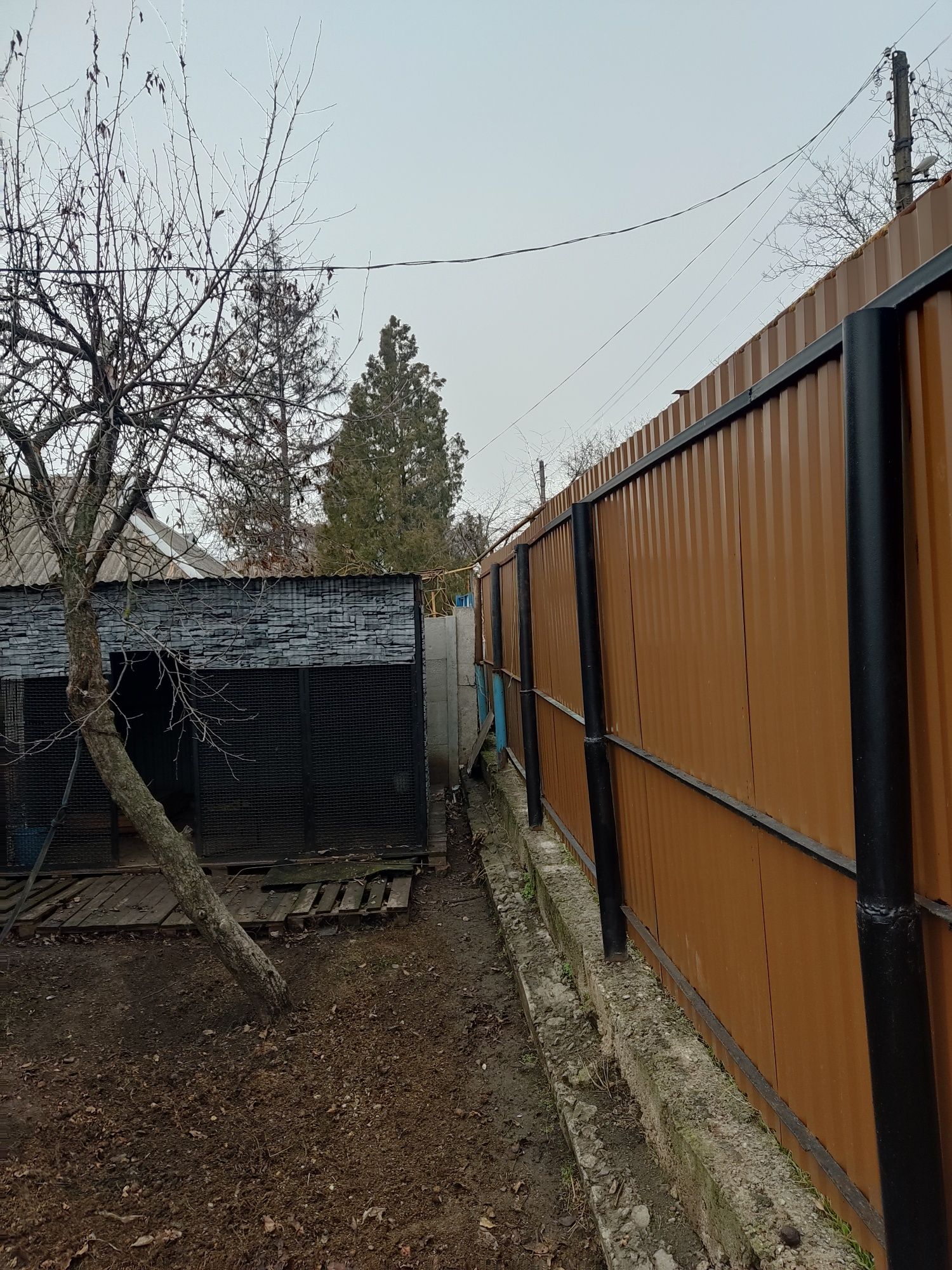 Продам дом . Участок 15 соток . Торг есть.