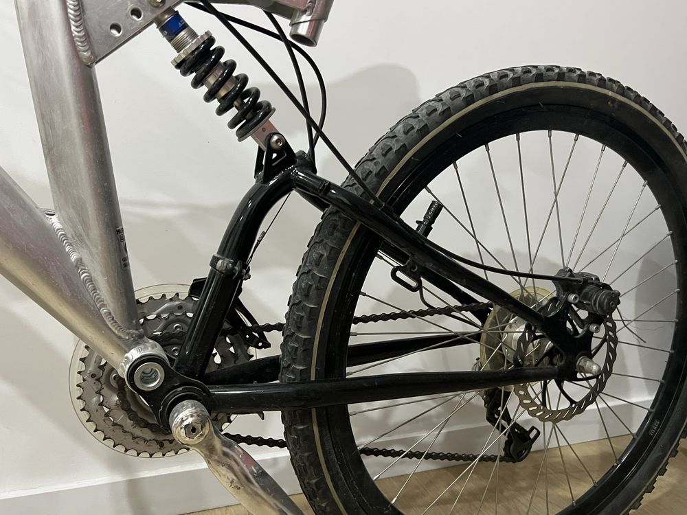 Bicicleta cinzenta / prateada