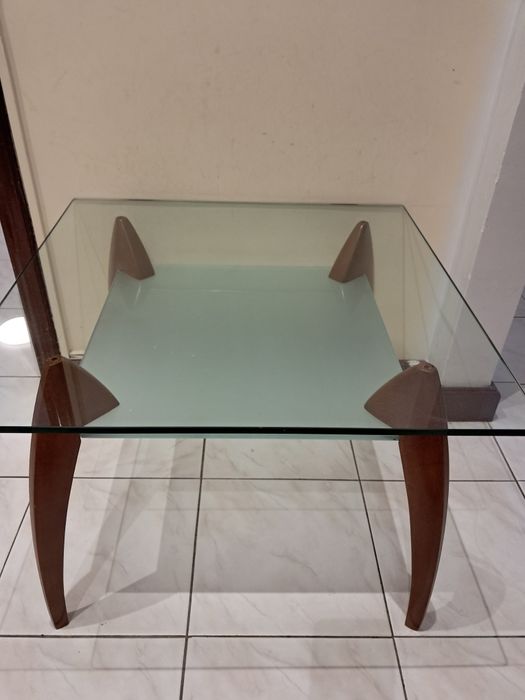 Mesa vidro e cerejeira nas medidas 60x60 cm e altura 44 cm